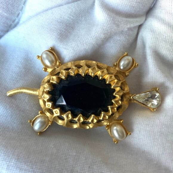 Vintage Gold Tone Turtle Brooch Black Faceted Stone Faux Pearl Rhinestone Pin - Picture 2 of 6